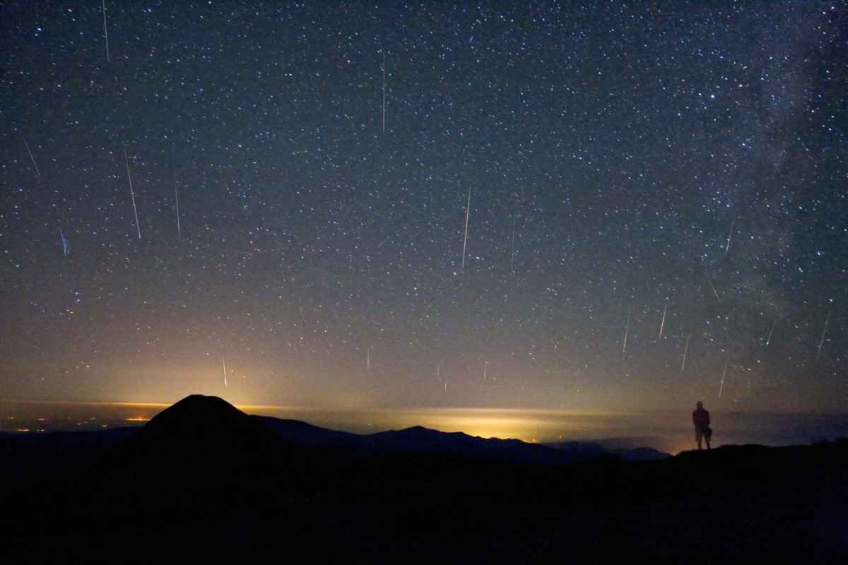 Meteorski roj Perzeidov, kot jih je videl astrofotograf Alex Tudorica v Romuniji.