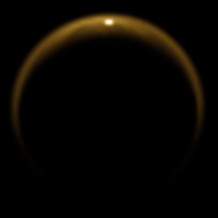 Sončna svetloba se odbija na površini jezera na luni Titan. Sliko je posnel Nasino vesoljsko plovilo Cassini. Titan Mare Explorer (TiME), ki je eden od projektov v ožjem izboru za izvedbo v prihodnosti, bi naj bilo prvo plovilo, ki bi naj neposredno preučevalo oceansko okolje zunaj Zemlje.