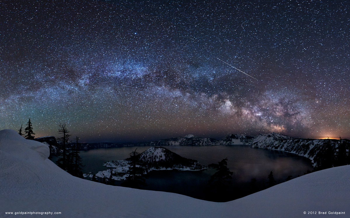 Meteor iz roja Liridov nad jezerom Crater Lake v zasneženi pokrajini. Avtor: Brad Goldpaint (http://www.goldpaintphotography.com/)