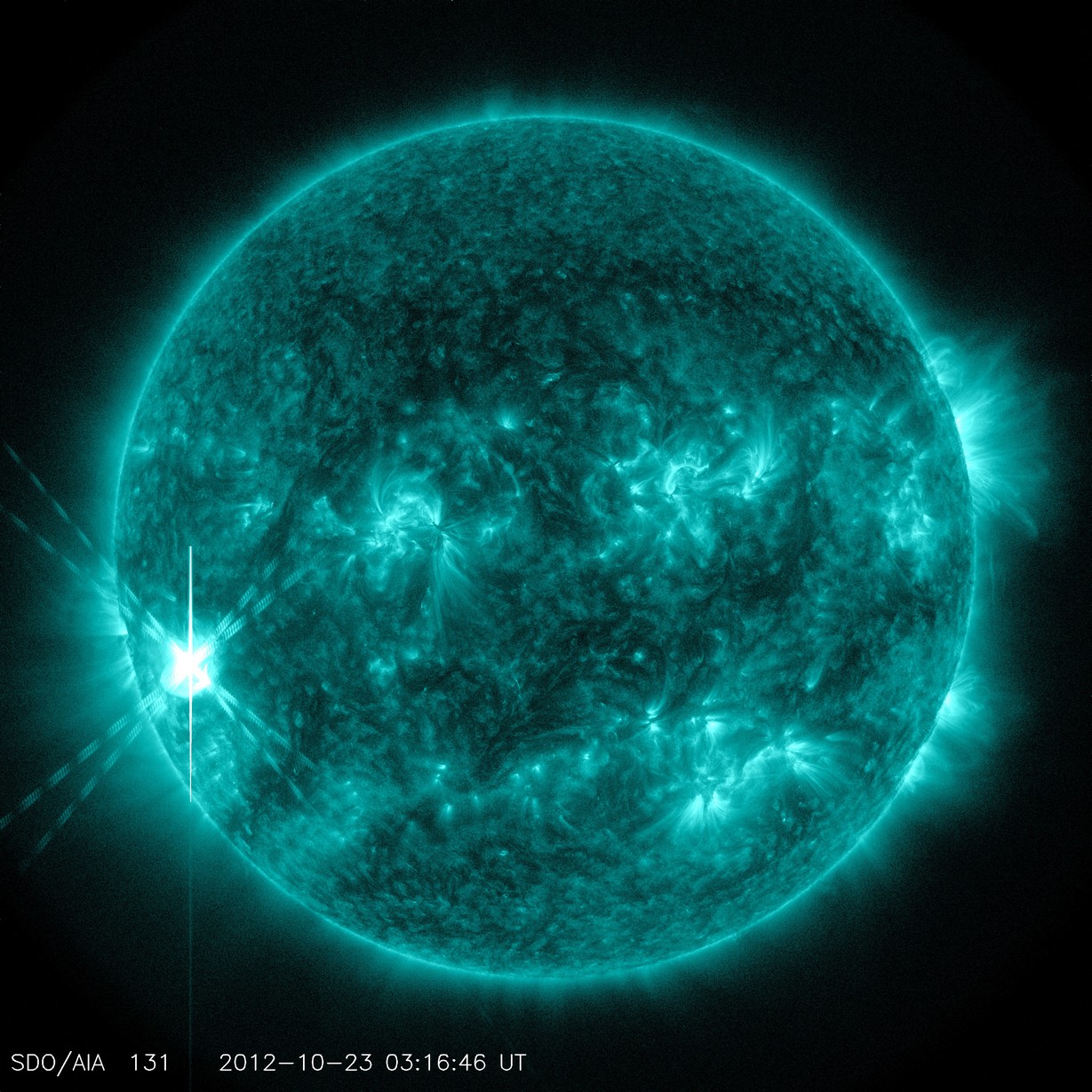 Sončev izbruh 23. oktobra 2012, kot ga je posnel Nasin Observatorij sončeve dinamike (Solar Dynamics Observatory ali SDO) v valovni dolžini 131 Angstremov. Ta valovna dolžina se uporablja za opazovanje snovi segrete do 10 milijonov stopinj Kelvina, kot je snov v sončevem izbruhu.