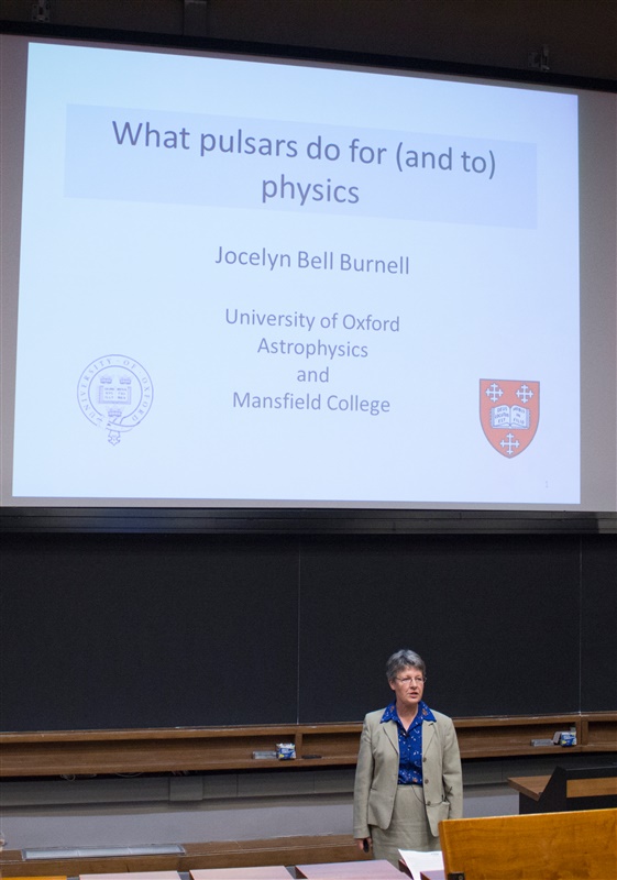 Jocelyn Bell Burnell je na ICTP v Trstu na Delavnicah za razvoj karier fizičark predavala o pulzarjih in njihovi vlogi v (astro)fiziki.