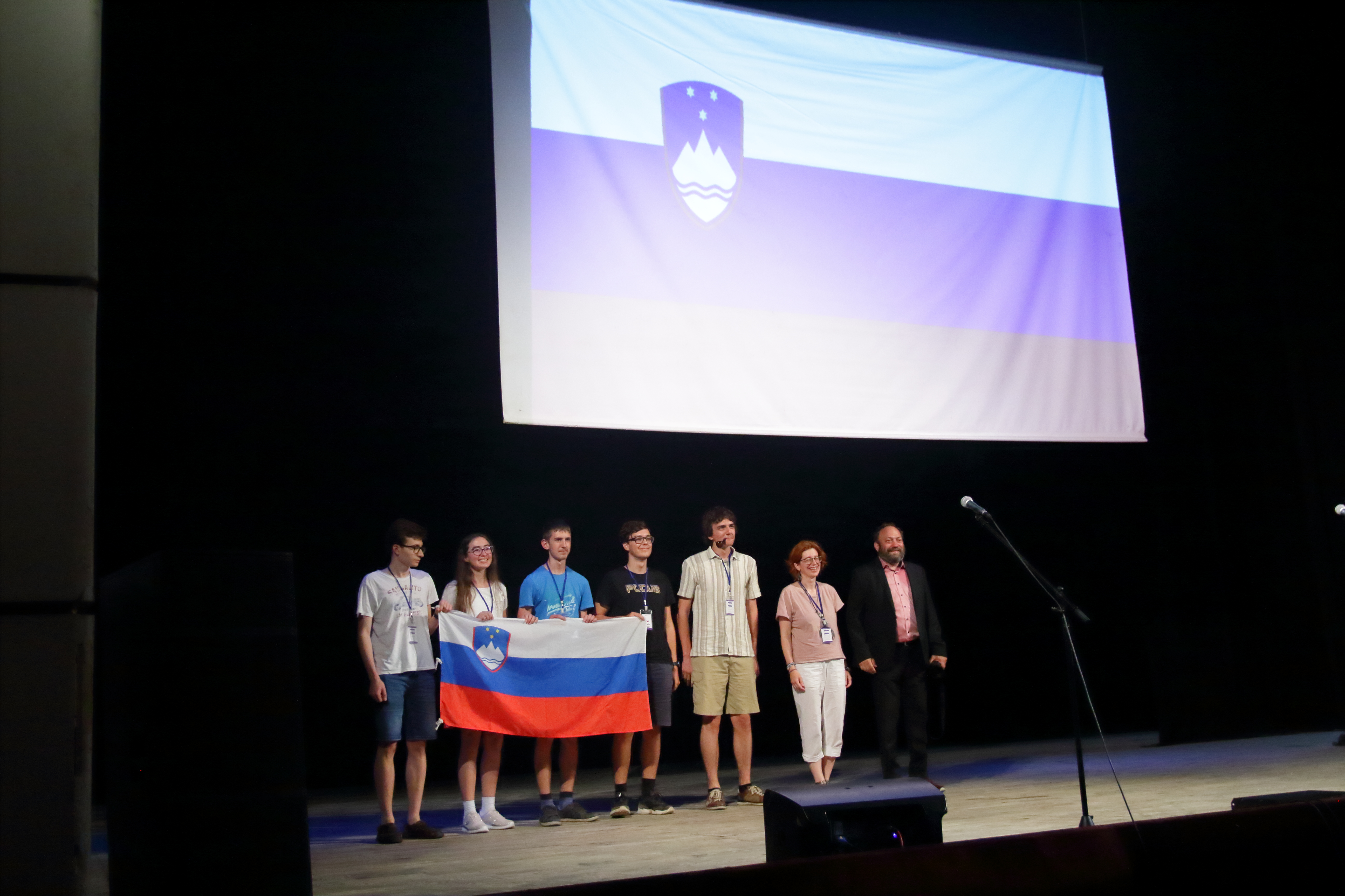 Slovenska ekipa na odru med otvoritvijo olimpijade (foto: D. Hrzina)